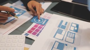 yaratıcı grafik tasarımcılar stüdyoda dijital tablet üzerinde çalışıyorlar