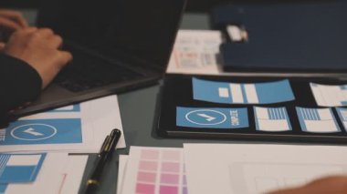 Tasarımcı yeni bir ofiste çalışıyor