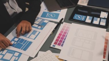 Tasarımcı işi için yeni proje tartışıyor