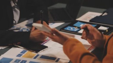 Projede çalışan iş adamlarına yakın görünüm