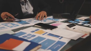 Genç işadamı ev ofisinde dizüstü bilgisayarla çalışıyor.