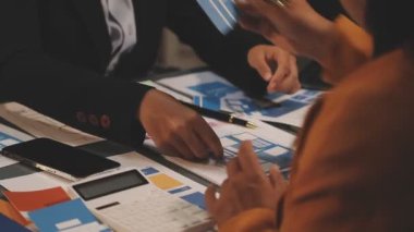 Yakın çekim. Bir grup iş adamı ofiste bir iş planını tartışıyorlar..