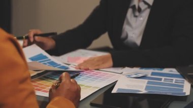 Ofiste çalışan iş adamları