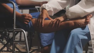 Doktor hastayı hastanede muayene ediyor..