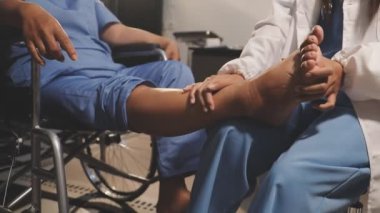 Hastanede doktor ve hasta var.