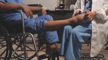 Doktor hastayı hastanede muayene ediyor.