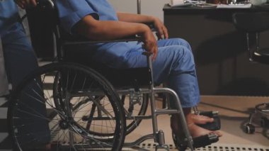 Tekerlekli sandalyedeki doktor hastasıyla