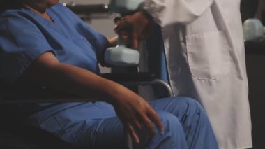 Steteskoplu bir doktor ve hastanede bir hasta.