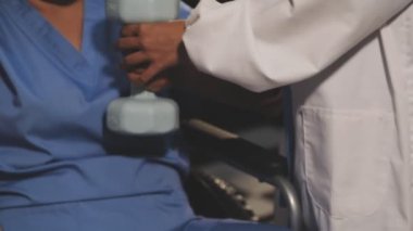 Doktor hastane koğuşunda akıllı telefon kullanıyor.