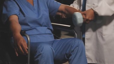 Steteskop kullanan üniformalı kadın doktor.