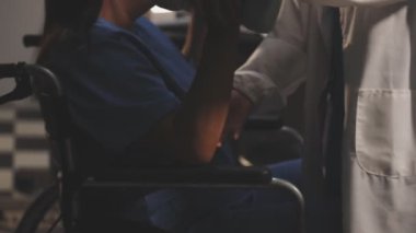 Doktor, ofiste steteskopla hastayı muayene ediyor.