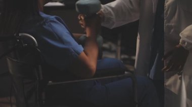 Doktor hastayı hastanede muayene ediyor.