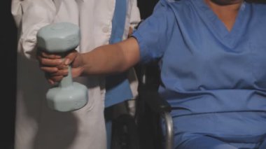 Elinde dambıl tutan bir adam