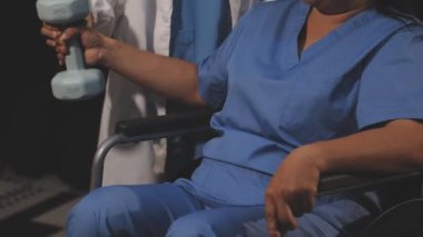 Kadın hemşire hastane odasında, steteskop tutuyor ve aşağıya bakıyor..