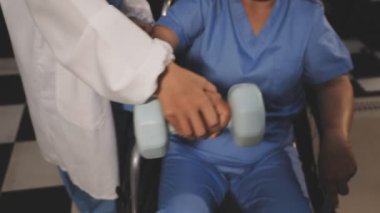 Kadın, hastanede fizyoterapistle rehabilitasyon egzersizleri yapıyor.