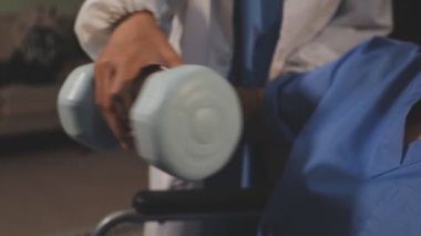 Beyaz üniformalı doktora yaklaş.