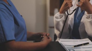 Hastane koğuşundaki kadın doktor.