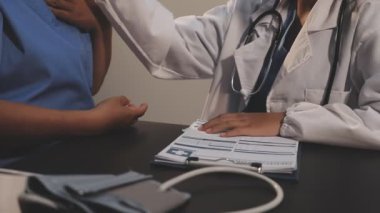 Doktor kan basıncını ölçüyor.