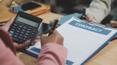 İş yeriyle sözleşme imzalayan işadamı, kapat.