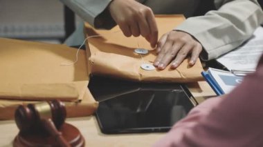 İş adamları masada sözleşme imzalıyor.