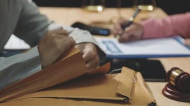 Yargıç Tokmak ve avukat ofiste çalışıyor..