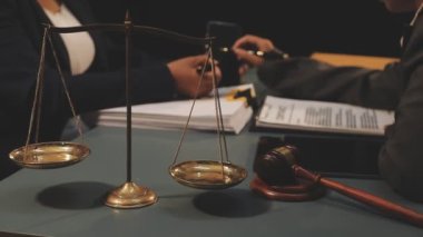 Yargıç Tokmak ve hukuk kitapları mahkeme masasında. Hukuk ve avukat kavramı.