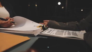 İş kadını ofiste yazıyor.