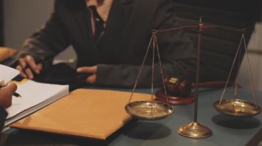 Hukuki tavsiyeli avukat ya da hukuk kavramı. Tokmakla yargıla