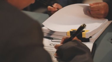 İşadamı ofisinde sözleşme imzalama