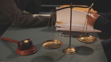 Yargıç Tokmak ve Pullar arka planda.