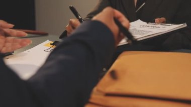 Yakın plan - odadaki masada iş adamı sözleşmesi imzalama