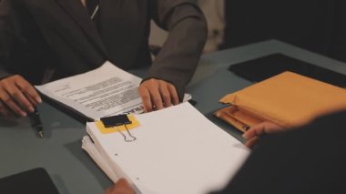 İş adamı iş yerinde sözleşme imzalıyor, yakın plan.