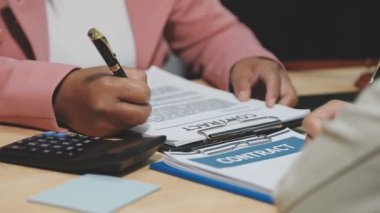 bir sözleşme imzalamadan işadamları.