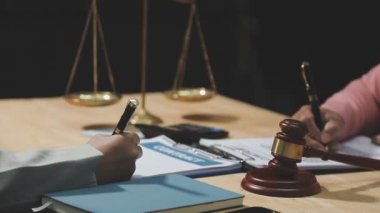 Yargıç tokmak ve tokalaşma