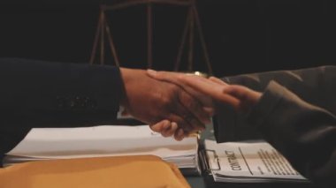 İşadamları kağıtlarla el sıkışıyor