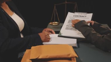 Takım elbiseli adam kontrat imzalıyor.