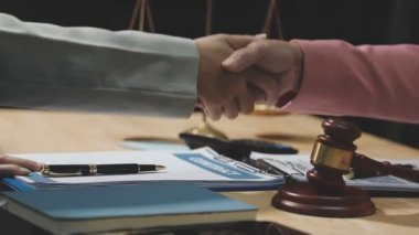 İş ekibi evrakları ve kontratı masada tartışıyor.