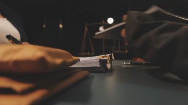 Ofiste kontrat imzalayan adam..