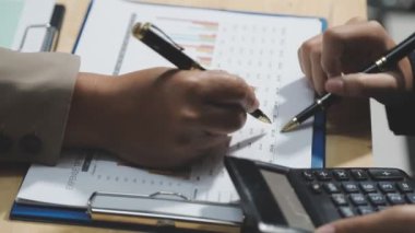 Finans raporunu hesaplamak için hesap makinesi kullanan işadamı