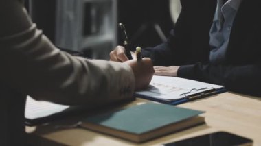 bir sözleşme imzalamadan işadamı