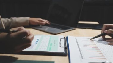 İşadamı mali belgeleriyle çalışma