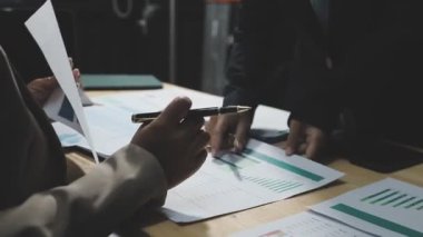 İş ekibi toplantısı ve modern ofiste iş planı tartışması