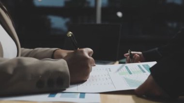 Modern ofiste ofis masasında çalışan iş kadını..
