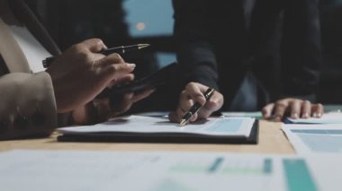 Toplantı odasındaki belgeyle birlikte işadamı ve finans grafiğini kapat