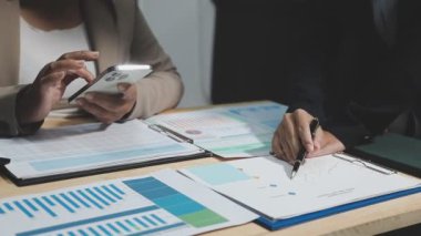 Dizüstü bilgisayardaki şirket verilerini analiz etmek ve analiz etmek için dizüstü bilgisayar kullanan iş kadını.