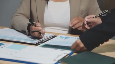 işadamı ofis dizüstü bilgisayar ile çalışma