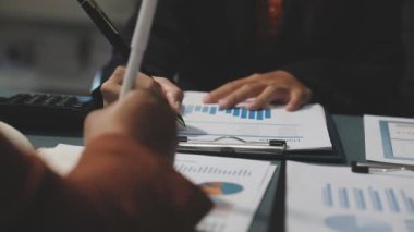 Belgeler ve dizüstü bilgisayarlarla çalışan iş adamları