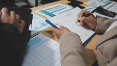 Kapat. Ofiste mali belgelerle çalışan bir iş adamı. kopyalama alanı olan fotoğraf