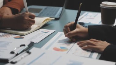 Toplantıda beyin fırtınası yapan, fikirleri tartışan ve planlayan bir grup insan.