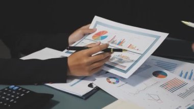 İş yerinde mali tablolar ve grafiklerle çalışan iş kadını, yakın plan